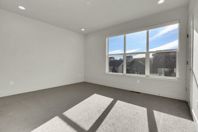 Building Photo - $2,500 - 2 Bed, 2 Full Bath Townhome In Broomfield with Central AC and In Unit Laundry!