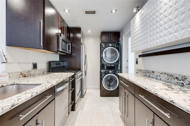 Building Photo - 1110 Venetian Way