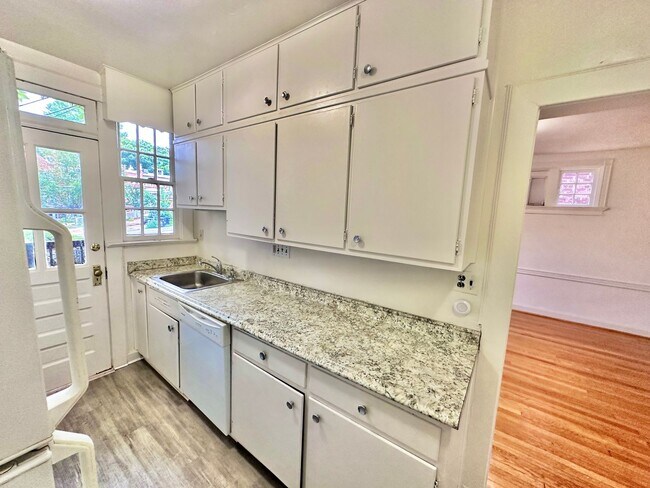 Building Photo - Spacious 6 bedroom 3.5 bath Tudor Townhouse w/Deck close to Georgetown University & Hospital