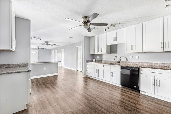 Building Photo - 520 E Defee Ave