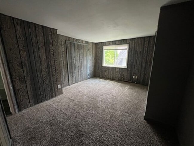 Building Photo - 228 Bowmanville St