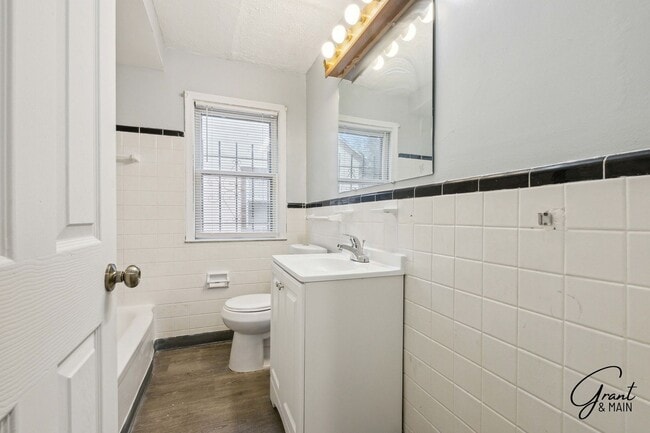 Building Photo - $1400 - Fully Renovated 3 Bed 1.5 Bath