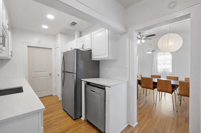 Building Photo - Cherrywood Duplex 7 Bedroom 4 Full Baths