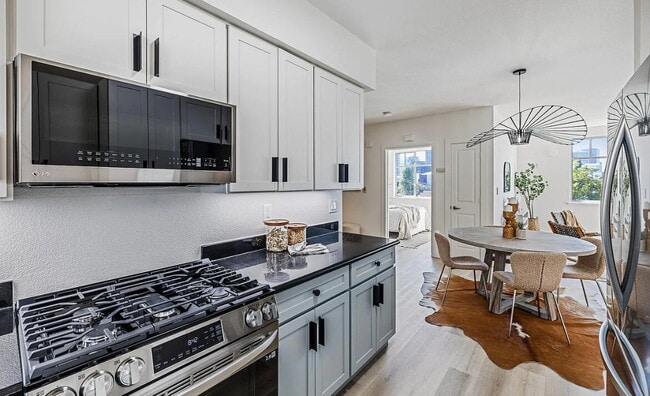Building Photo - "Chic 1-Bedroom Retreat in Oakland with Ha...