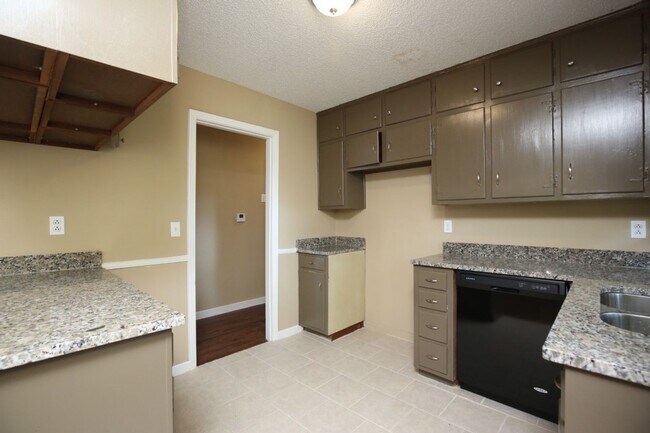 Building Photo - You’ll Love the Layout & Luxury Touches in...