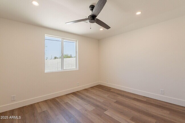 Building Photo - 1530 E Alameda Dr