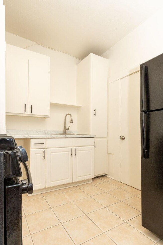 Building Photo - Charming 1-Bed/1-Bath Unit One Block from the Heart of Barrio Logan! $1000 DEPOSIT!
