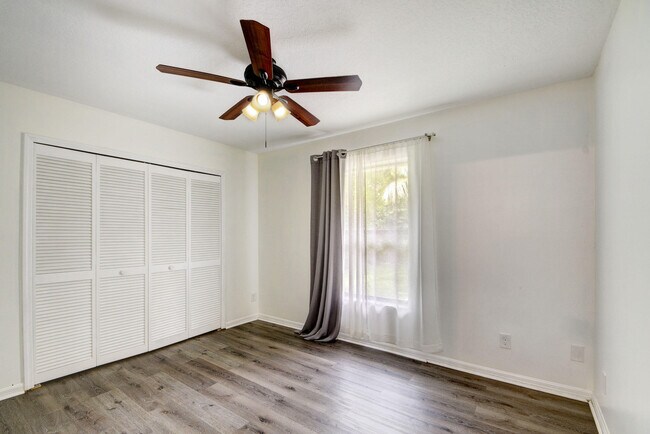 Building Photo - 2664 Yarmouth Dr