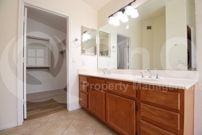 Building Photo - 1140 S Cholla St