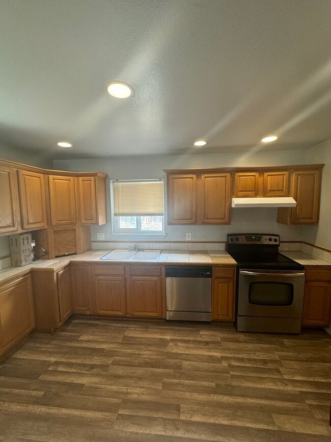 Building Photo - Conveniently located 3-bedroom 1-bathroom ...