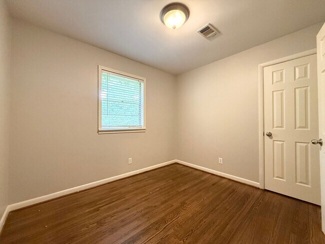 Building Photo - 9115 Oak Grove Ln
