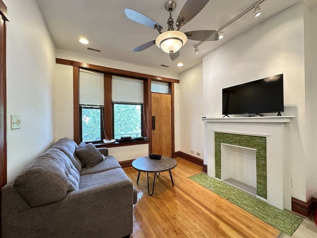 Building Photo - 2821 W Shakespeare Ave