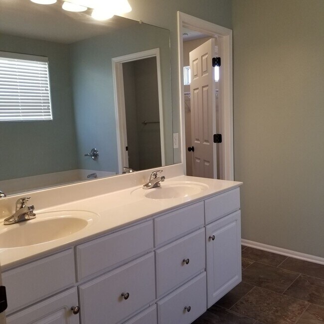Building Photo - 4 Bedroom Millard Home!