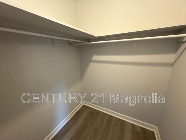 Building Photo - 3346 Ravenwood Dr