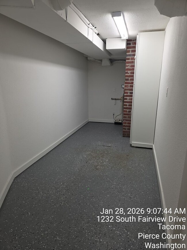 Building Photo - View home North Tacoma - 3 bedroom, 3.5 bathroom, 6 car garage - Available NOW!!!