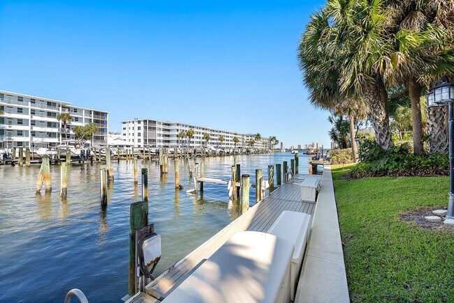 Building Photo - 135 Shore Ct