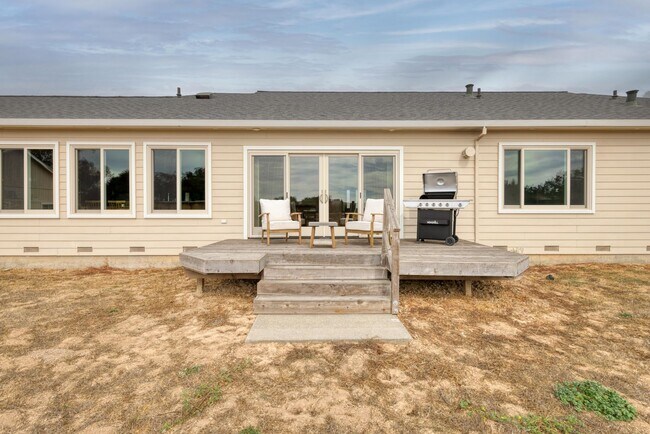 Building Photo - Wine Country Living! Spacious 4 bedroom 2....