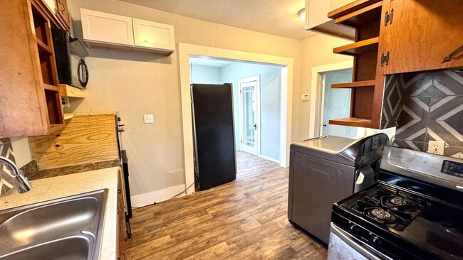 Building Photo - Charming 3-Bed, 2-Bath Home with Bonus Storage!