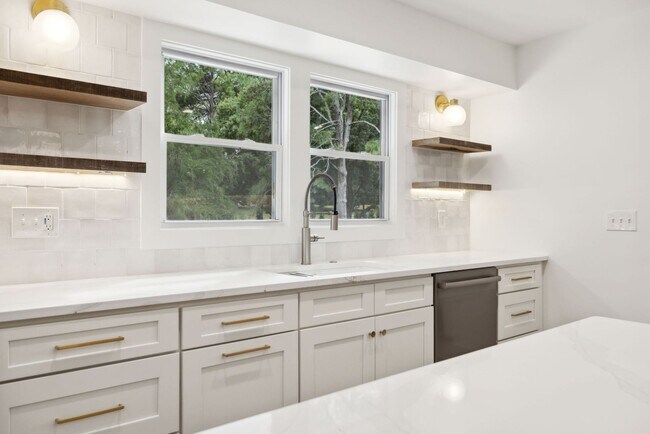 Building Photo - Completely renovated ranch 4BR/4BA ranch h...