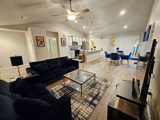 Building Photo - Open & Airy 3 Bedroom/2 Bath Home with Refrigerated Air