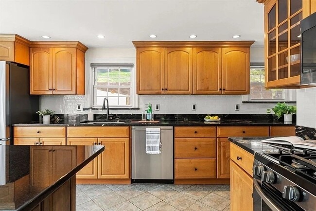 Building Photo - 334 Mystic St