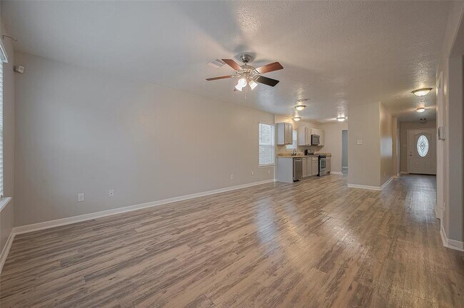 Building Photo - 5009 Willow Point Dr
