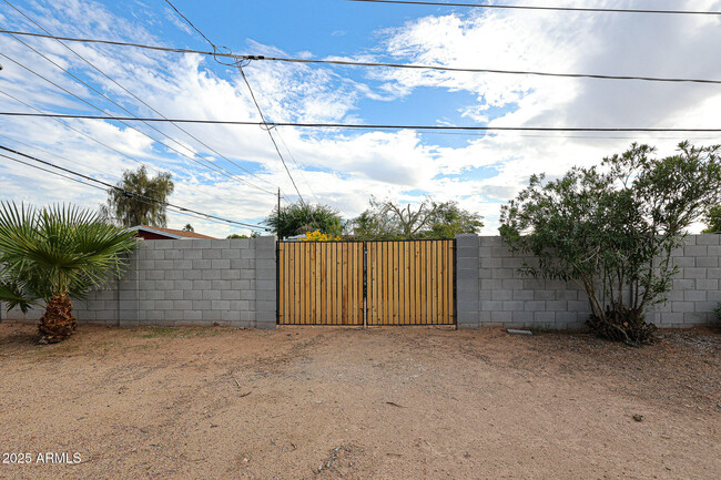 Building Photo - 2301 W Osborn Rd