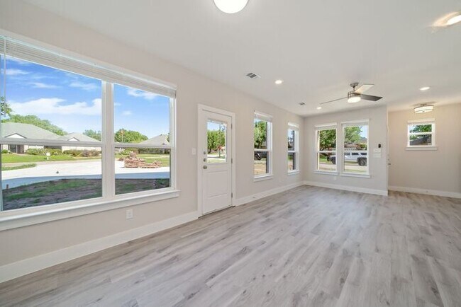 Building Photo - BEAUTIFUL TOWNHOME FOR RENT IN RICHLAND HI...