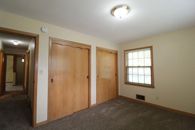 Building Photo - 3 Bedroom 2 Bath Home In Overland Park