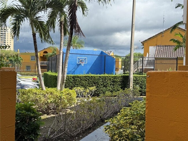 Building Photo - 9725 Fontainebleau Blvd