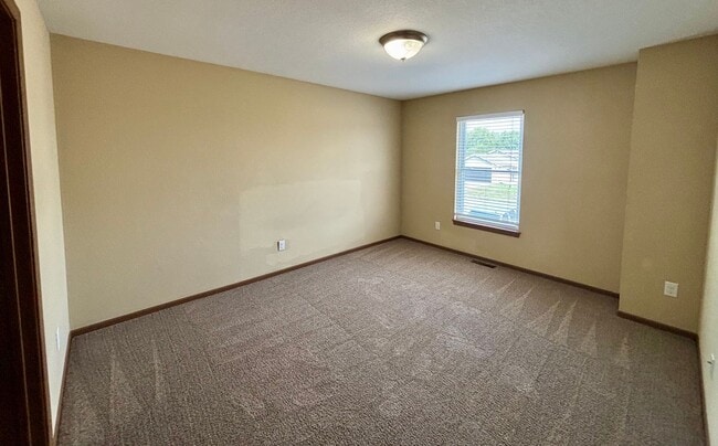 Building Photo - Spacious 4 Bed / 2.5 Bath in Quiet Neighborhood