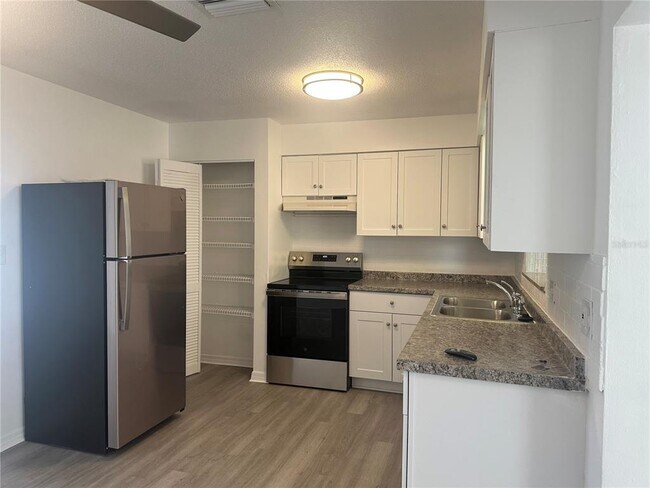 Building Photo - 2075 Plateau Rd