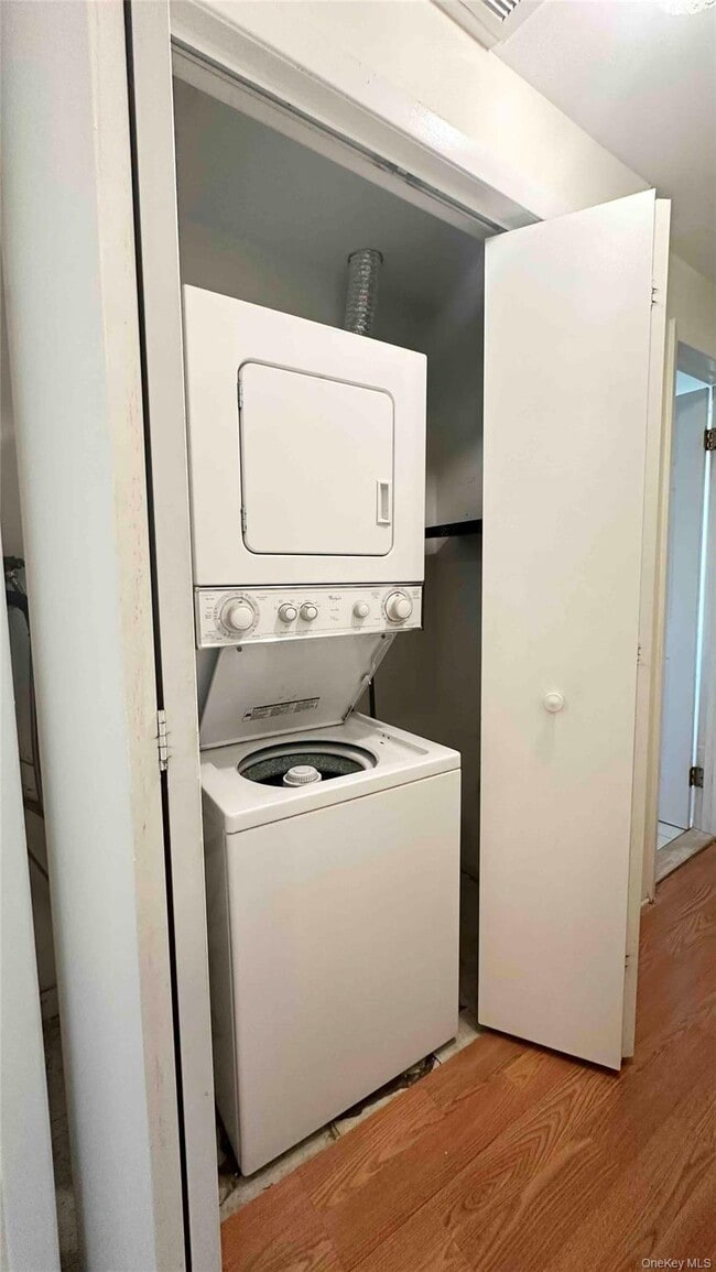 Building Photo - 64 Pine Hollow Rd