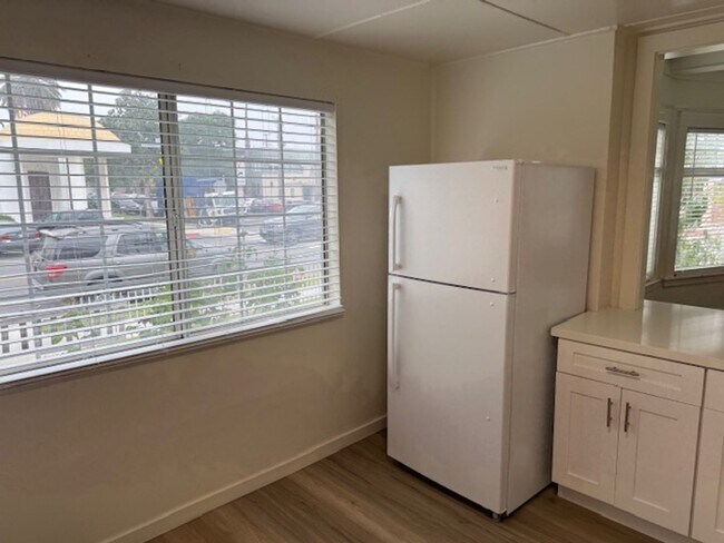 Building Photo - 501 W 8th St