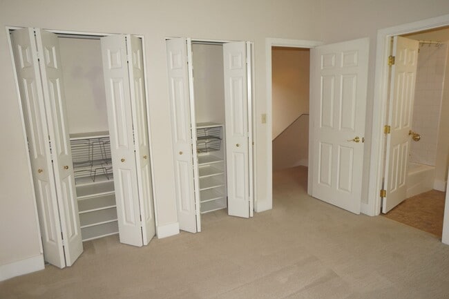 Building Photo - Beautiful 2 bedroom Belmont Condo. 3 Stories, 1 car garage, open floor plan, a/c. Amazing unit!