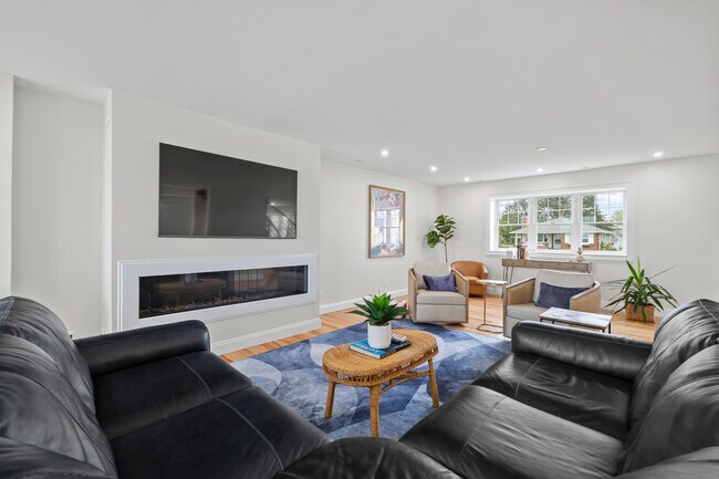 Building Photo - 18 Bel Aire Manor
