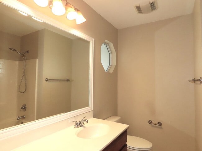 Building Photo - Gorgeous 3 Bedroom, 2 Bath Home in Flint!