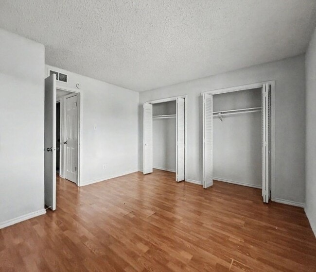 Building Photo - 5630 Brookview Ct