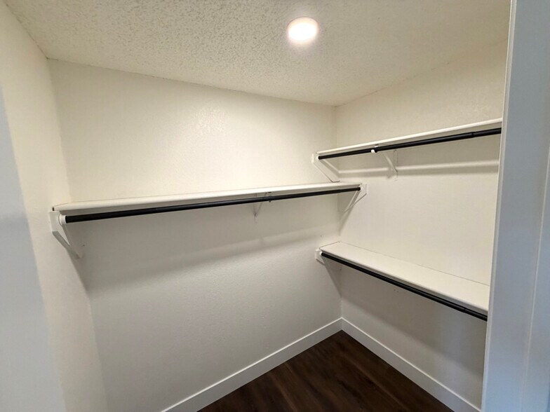 Building Photo - 800 Nicole Dr