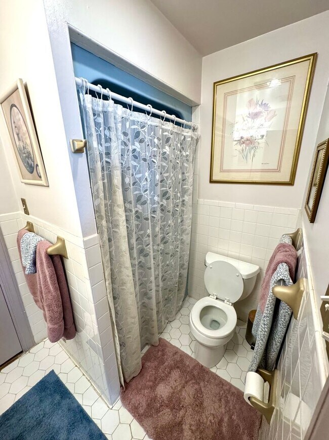 Building Photo - 5 Bed 2 Bath Home for Rent in Chesapeake!