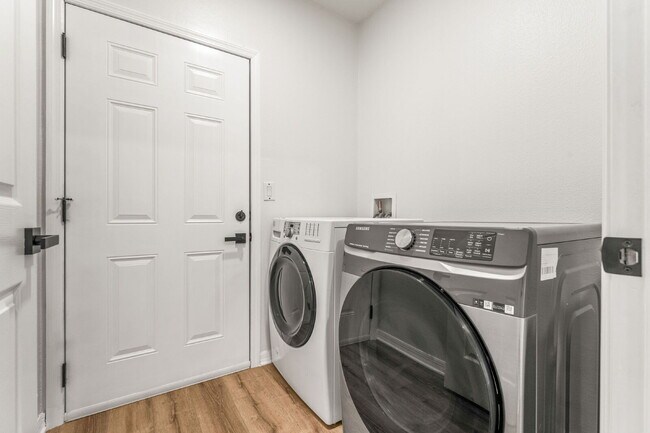 Building Photo - Charming 3 Bed, 2 Bath with Scenic Views i...