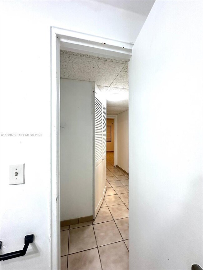 Building Photo - 3401 SW 9th Terrace