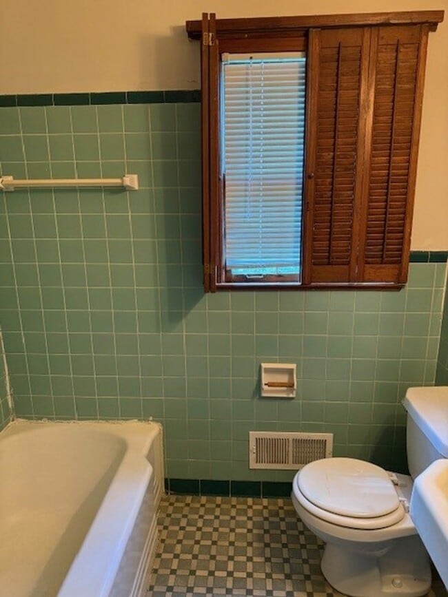Building Photo - Cute 3 Bed 1 Bath House! Available Now! Ca...