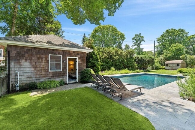 Building Photo - 695 Main St