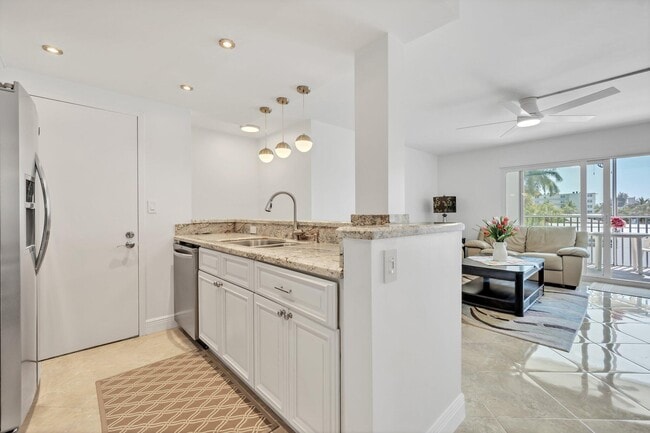 Building Photo - 720 Bayshore Dr