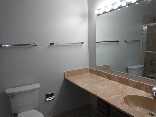 Building Photo - 905 Surrey Dr