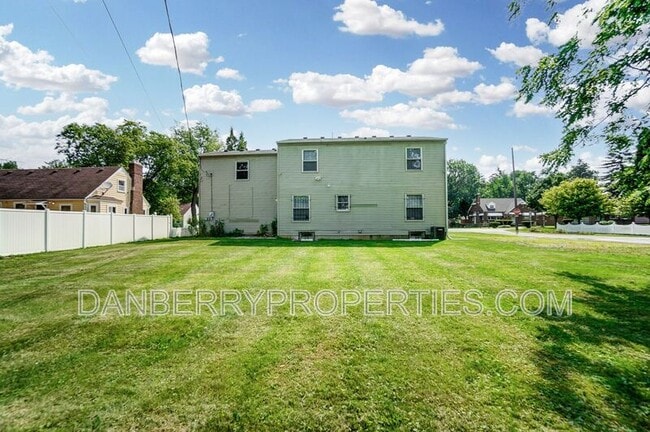 Building Photo - 1103 Searles Rd