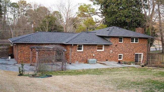 Building Photo - 2007 Candace Ln SE