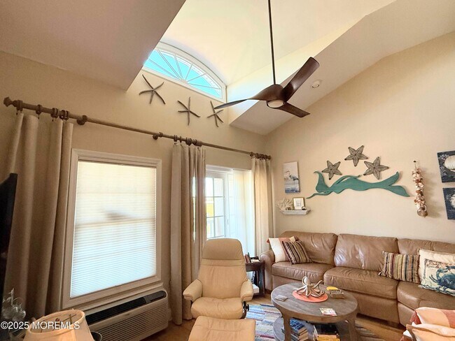 Building Photo - 2 Main St