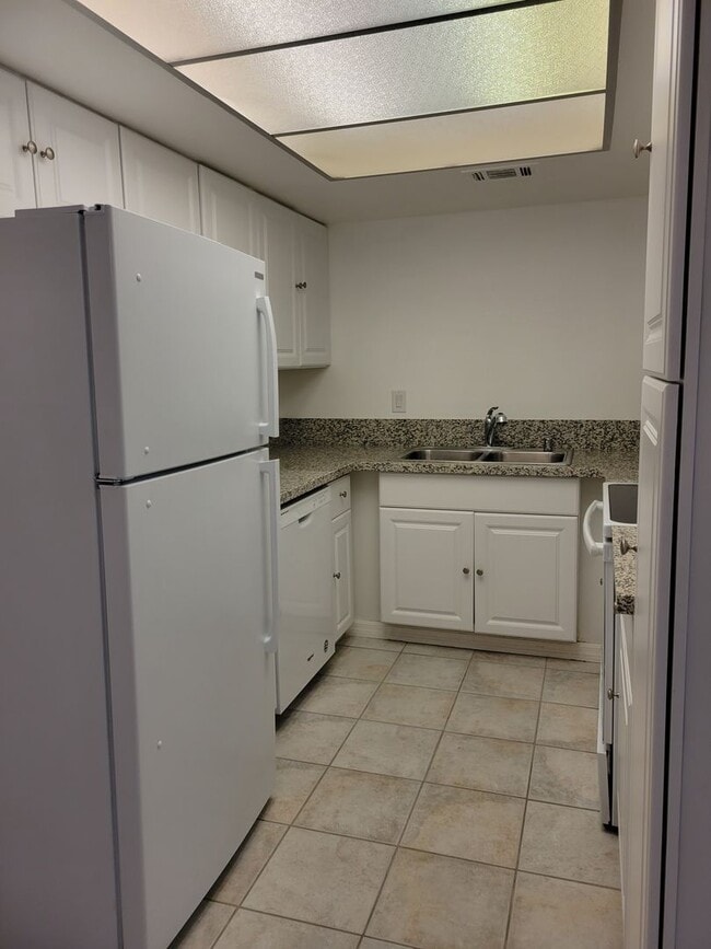 Building Photo - Rent Ready Single Story Townhome 3/2/ with 2 car